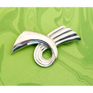 Vintage Simple Curled Ribbon Silver Tone Brooch - W15